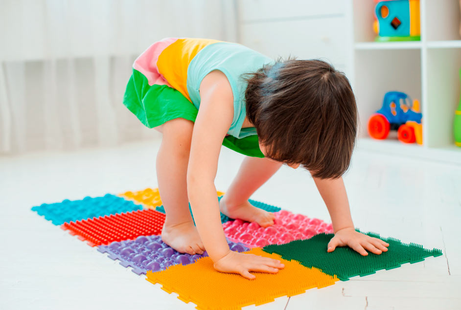 Вправи на дитячому масажному килимку
